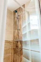 eine Dusche im Bad mit Glaswand in der Unterkunft Cosy 2 pièces aux Portes de Paris in Clichy