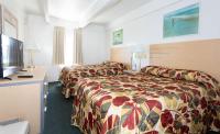 Ein Bett oder Betten in einem Zimmer der Unterkunft Fish Tales Boardwalk Inn &amp; Ocean Mecca Motel