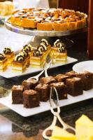 Una mesa con varios platos de brownies y postres. en Stamford Plaza Sydney Airport Hotel & Conference Centre, en Sídney