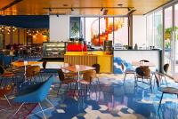 クアラルンプールにあるザ クアラルンプール ジャーナル ホテルのテーブルと椅子とカウンターのあるレストラン