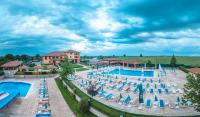 una vista aérea de la piscina de un resort en SPA Kompleks Raiski Kat, en Dimitrovgrad