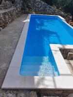Bazén v ubytování Villa Jerković-Secluded house and apartment with pool nebo v jeho okolí