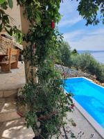 Bazén v ubytování Villa Jerković-Secluded house and apartment with pool nebo v jeho okolí