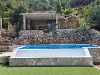 Bazén v ubytování Villa Jerković-Secluded house and apartment with pool nebo v jeho okolí