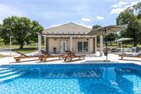 Bazén v ubytování Beautiful Villa Gallova with heated pool nebo v jeho okolí