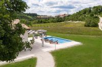 Bazén v ubytování Beautiful Villa Gallova with heated pool nebo v jeho okolí