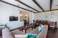 Televízia a/alebo spoločenská miestnosť v ubytovaní Apartments Villa Made 4U