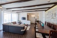 Televízia a/alebo spoločenská miestnosť v ubytovaní Apartments Villa Made 4U