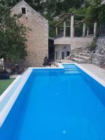 Bazén v ubytování Villa Jerković-Secluded house and apartment with pool nebo v jeho okolí
