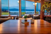 een houten tafel met twee planten erop in een restaurant bij Aparthotel Paradiso in Nesebar