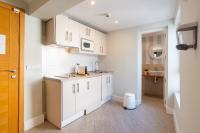 Kuchyň nebo kuchyňský kout v ubytování Urbe10 Angel Suites 2 Bedrooms Apartment 4A