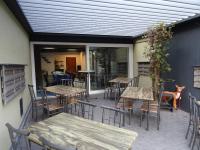 Un patio con mesas y sillas en un restaurante. en Eventhotel Ö - Cappuccino, en Geiselwind