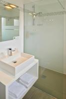 Hôtel L'Escale Coté Portにあるバスルーム