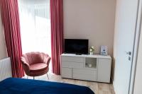 Televízia a/alebo spoločenská miestnosť v ubytovaní Apartament Bella Rosa z podziemnym parkingiem