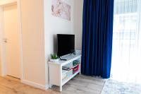 Televízia a/alebo spoločenská miestnosť v ubytovaní Apartament Bella Rosa z podziemnym parkingiem