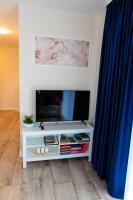 Televízia a/alebo spoločenská miestnosť v ubytovaní Apartament Bella Rosa z podziemnym parkingiem