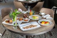 een houten tafel met borden met eten erop bij Tenuta Miranda Agriresort in Pimonte