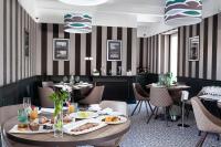 een restaurant met tafels en stoelen met eten erop bij Tenuta Miranda Agriresort in Pimonte