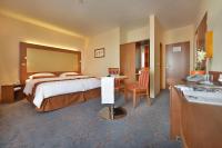 Postel nebo postele na pokoji v ubytování Maxmilian Lifestyle Resort