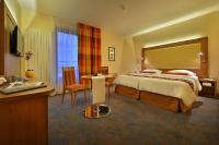 Postel nebo postele na pokoji v ubytování Maxmilian Lifestyle Resort