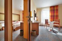 Postel nebo postele na pokoji v ubytování Maxmilian Lifestyle Resort