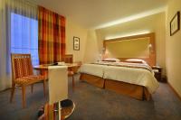 Postel nebo postele na pokoji v ubytování Maxmilian Lifestyle Resort