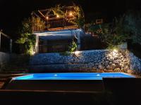Bazén v ubytování Villa Jerković-Secluded house and apartment with pool nebo v jeho okolí
