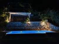 Bazén v ubytování Villa Jerković-Secluded house and apartment with pool nebo v jeho okolí