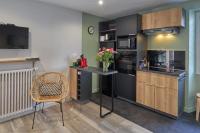 a kitchen with a counter and a table and a chair at Centre ville à pied Appt avec SAUNA, Linge, Wifi, Stationnement Gratuit in Vannes