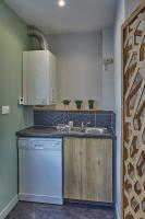 a kitchen with a sink and a dishwasher at Centre ville à pied Appt avec SAUNA, Linge, Wifi, Stationnement Gratuit in Vannes