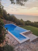 Bazén v ubytování Villa Jerković-Secluded house and apartment with pool nebo v jeho okolí