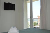 Televízia a/alebo spoločenská miestnosť v ubytovaní Hotel Riva e Mare