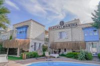 Bazén v ubytování Alacati Marina Palace nebo v jeho okolí