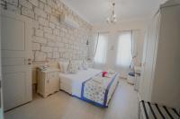 Postel nebo postele na pokoji v ubytování Alacati Marina Palace