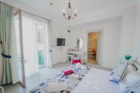 Postel nebo postele na pokoji v ubytování Alacati Marina Palace