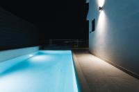 Bazén v ubytovaní Villa Magna - seaside villa with pool and sauna alebo v jeho blízkosti