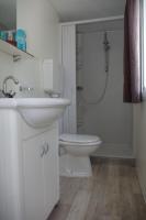 A bathroom at Happy Camp Mobile Homes in Camping Cisano San Vito