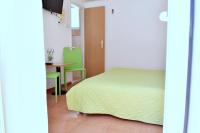 Postel nebo postele na pokoji v ubytování Rooms Vilma close to Rab City