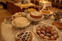een tafel met gebak, gebak en taarten bij Hotel Vienna in San Martino di Castrozza