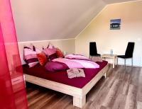 Łóżko lub łóżka w pokoju w obiekcie Nap-Hold Apartman