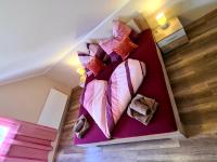 Łóżko lub łóżka w pokoju w obiekcie Nap-Hold Apartman
