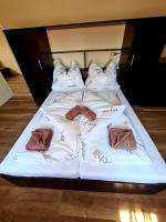 Łóżko lub łóżka w pokoju w obiekcie Nap-Hold Apartman