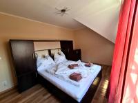 Łóżko lub łóżka w pokoju w obiekcie Nap-Hold Apartman