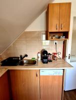 Kuchnia lub aneks kuchenny w obiekcie Nap-Hold Apartman