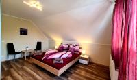 Łóżko lub łóżka w pokoju w obiekcie Nap-Hold Apartman
