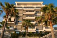 サランダにあるResidence Saranda Internationalの前にヤシの木がある建物