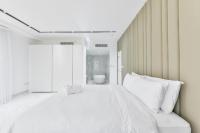 Postel nebo postele na pokoji v ubytování Waterfront Luxury 3BR with maids room in JBR, Dubai