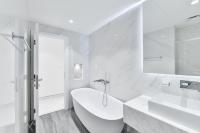 Koupelna v ubytování Waterfront Luxury 3BR with maids room in JBR, Dubai