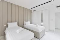 Postel nebo postele na pokoji v ubytování Waterfront Luxury 3BR with maids room in JBR, Dubai
