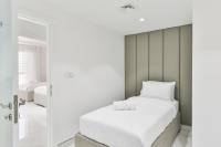Postel nebo postele na pokoji v ubytování Waterfront Luxury 3BR with maids room in JBR, Dubai